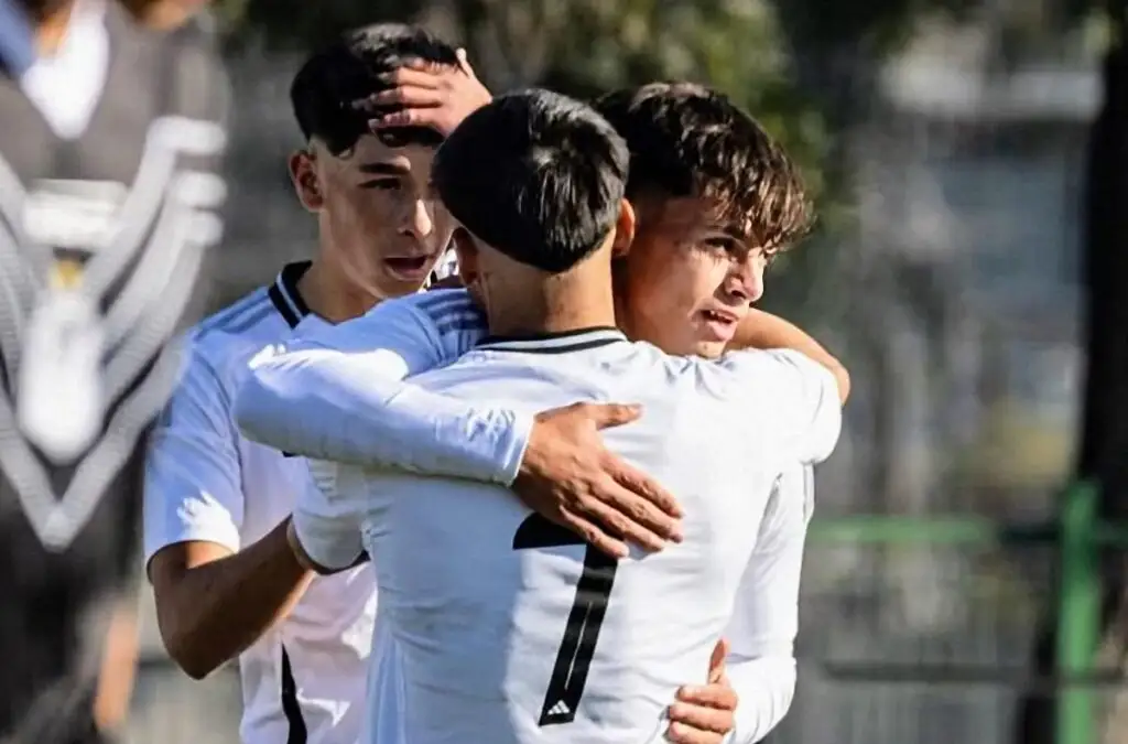Jorge Almirón indicó que a los juveniles de Colo-Colo aún les falta desarrollarse físicamente.
