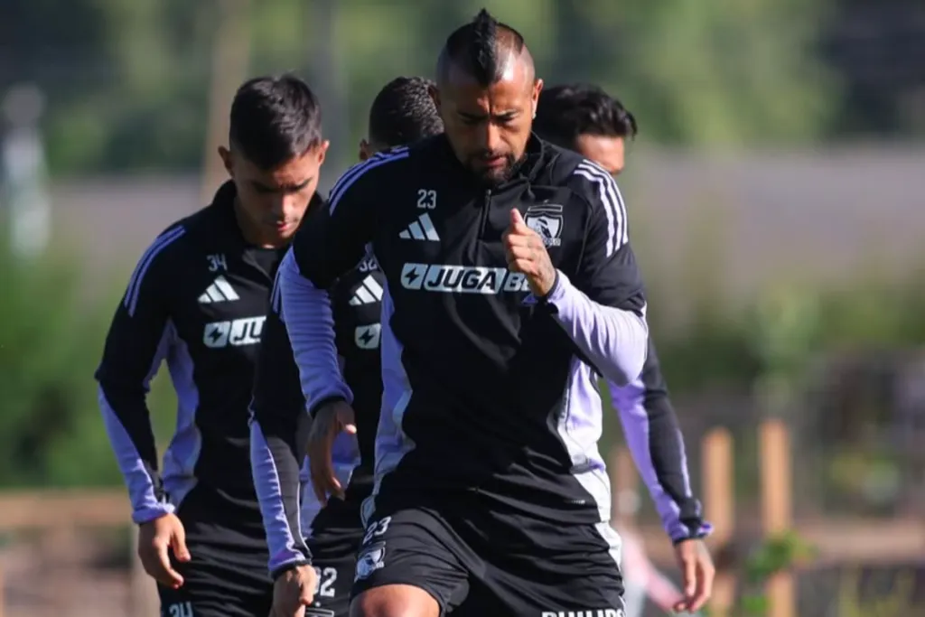 Arturo Vidal durante un entrenamiento con indumentaria de Colo-Colo.