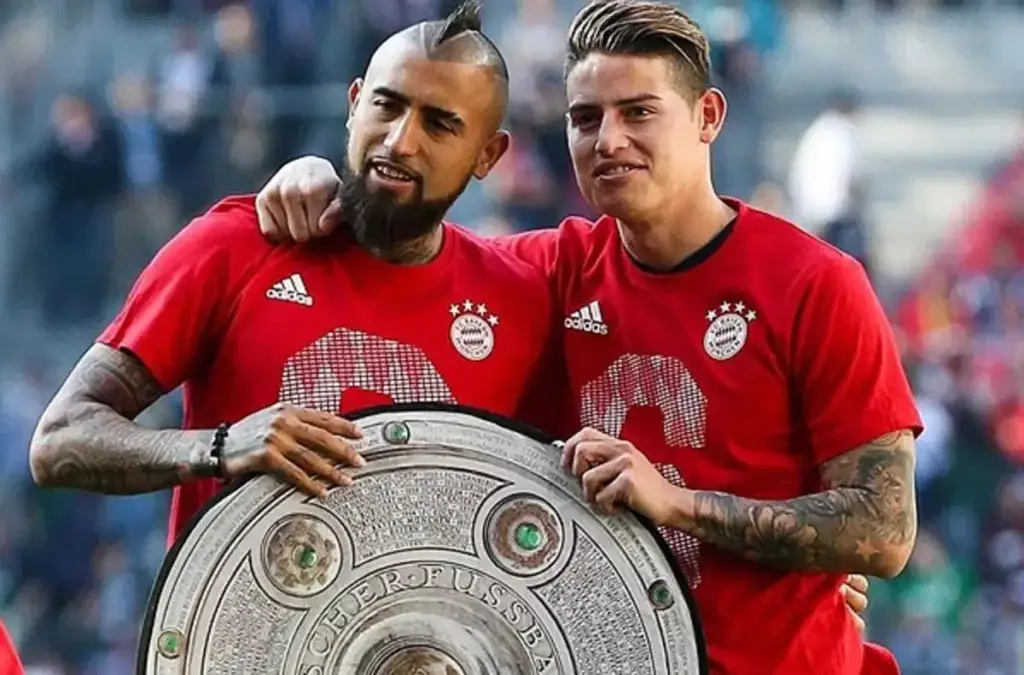 Arturo Vidal conversó con James Rodríguez para traerlo a Colo-Colo.