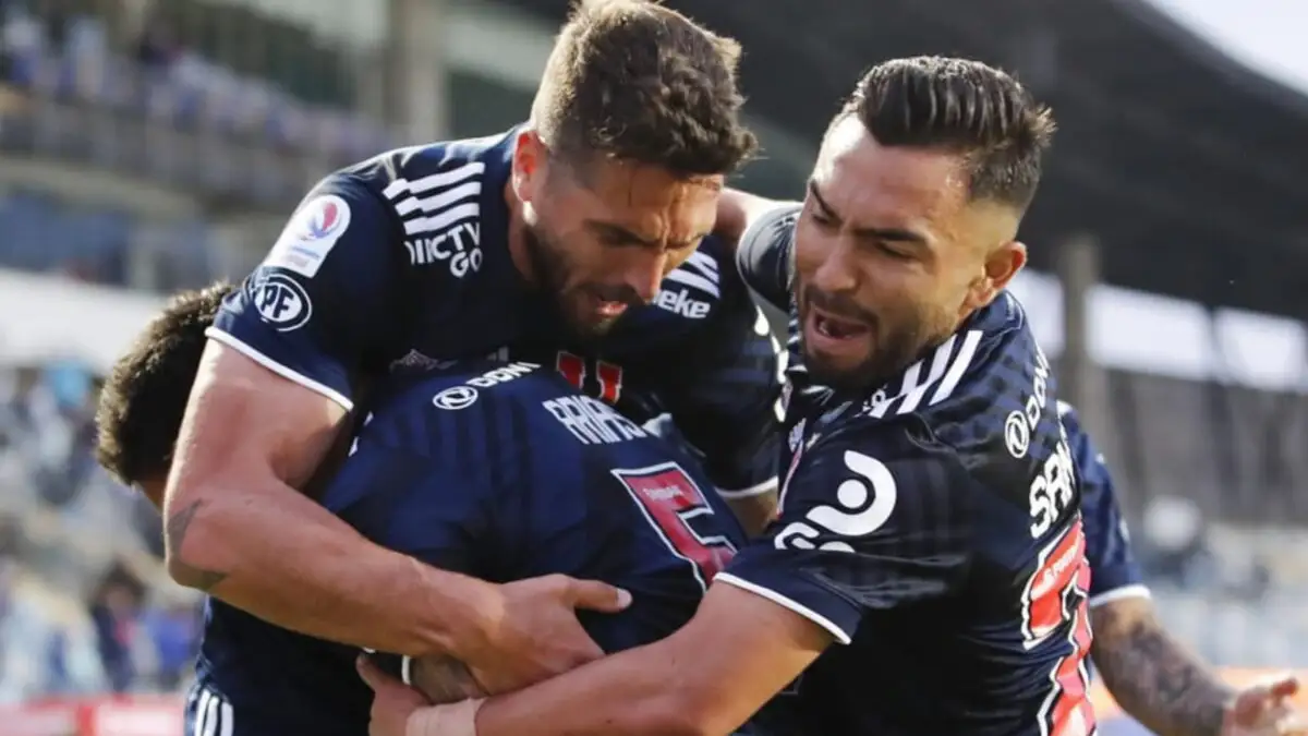 Joaquín Larrivey celebrando un gol con la U.