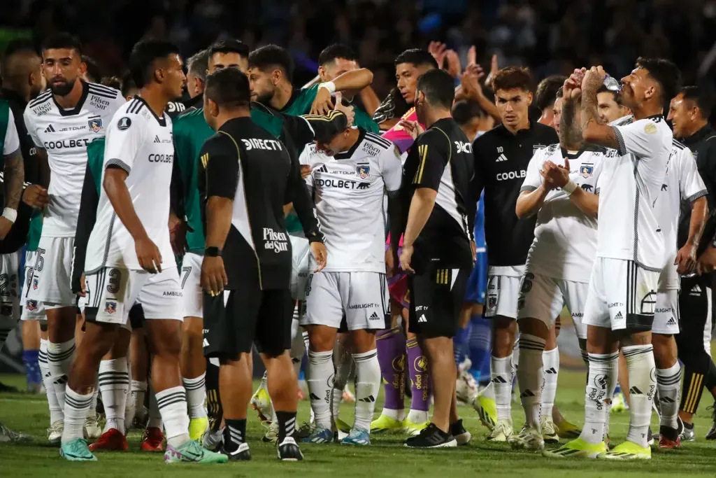 Futbolistas de Colo-Colo se abrazan y saludan tras el triunfo 1-0 sobre Godoy Cruz en el Estadio Malvinas Argentinas.