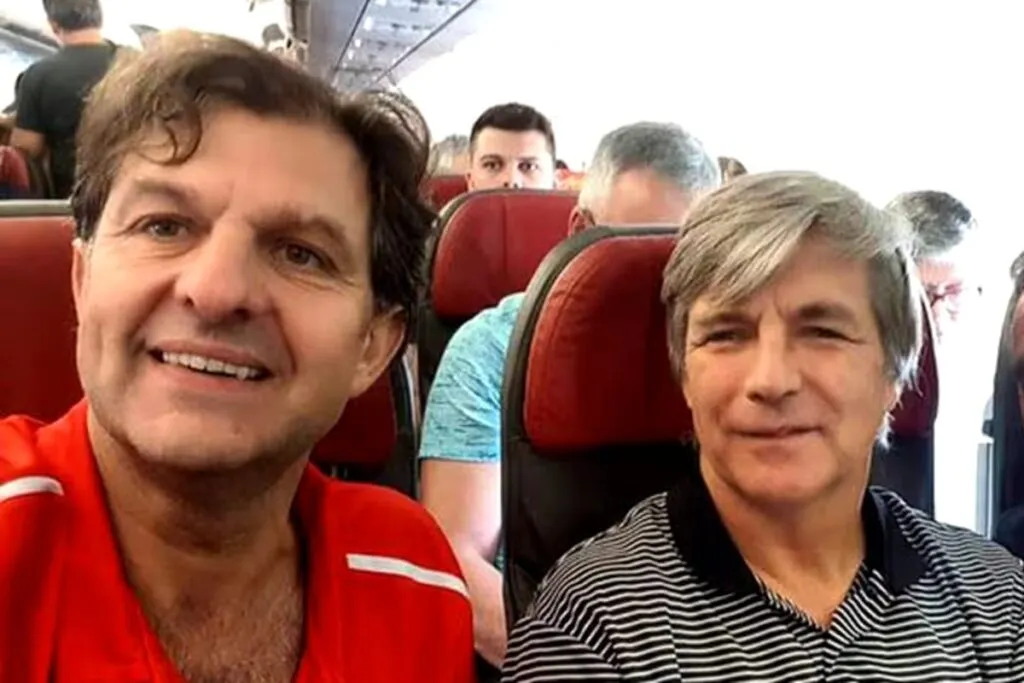 Aníbal Mosa y Harold Mayne-Nicholls en un avión rumbo a Brasil.