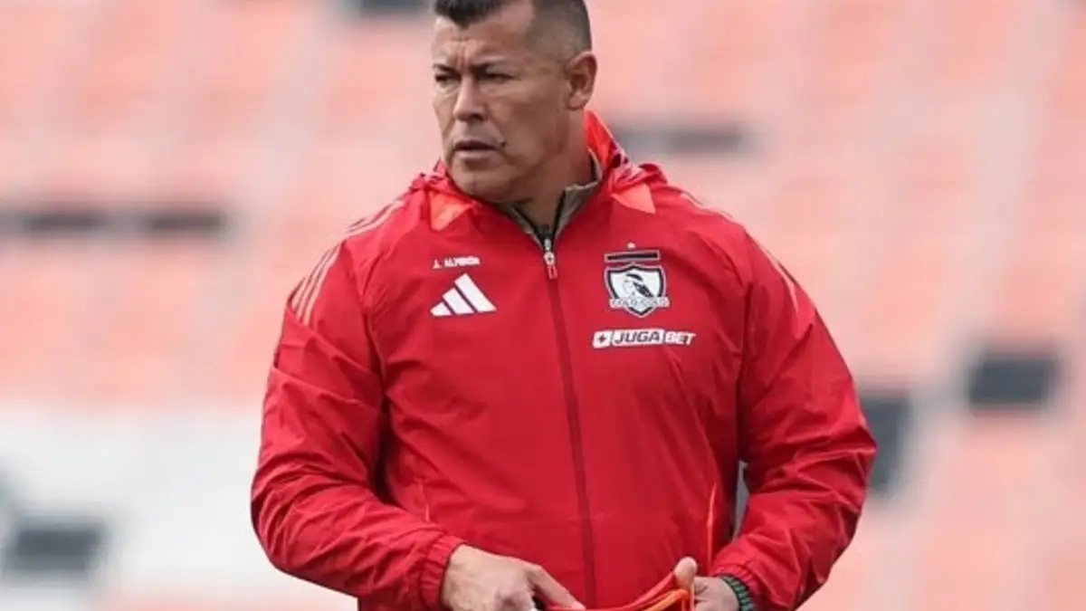El estratega albo habría tomado una decisión para el cupo Sub-21 en el primer equipo.