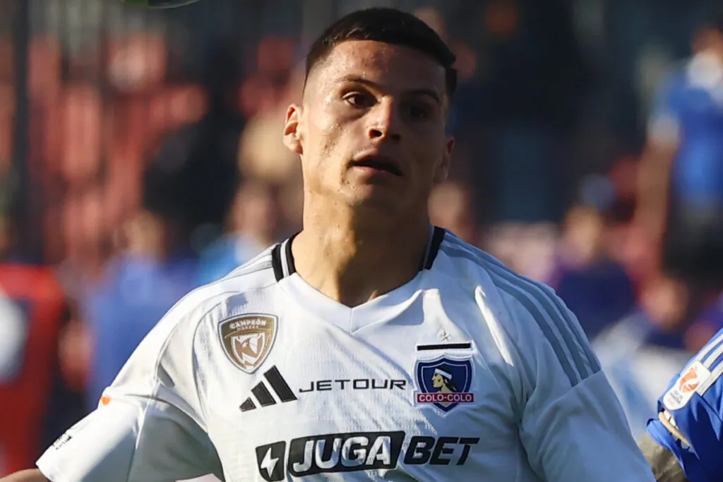 Primer plano de Lucas Cepeda vistiendo la camiseta de Colo-Colo durante el Superclásico frente a Universidad de Chile.