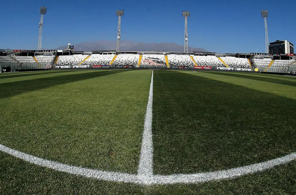 En Colo-Colo están preocupados por el estado de la cancha principal del Estadio Monumental.
