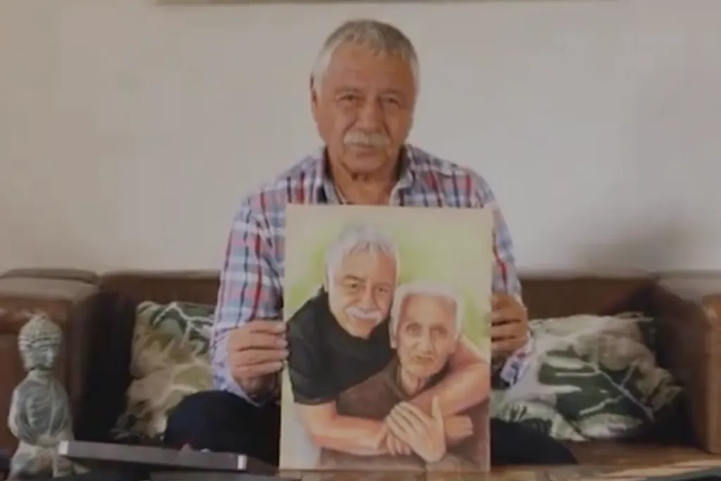 Primer plano de Carlos Caszely cpn un dibujo en sus manos de él junto a Leonel Sánchez.