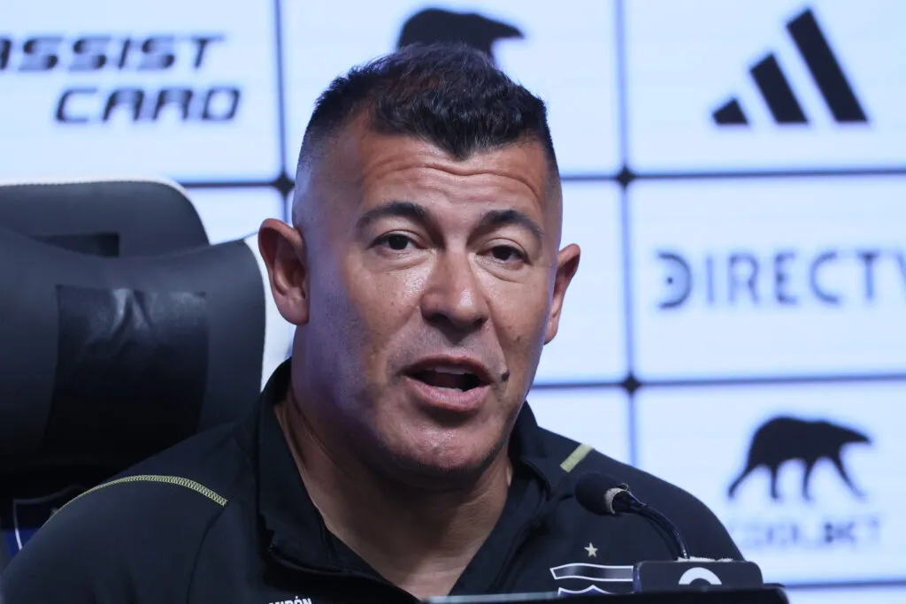 Jorge Almirón atendiendo a los medios en conferencia de prensa.
