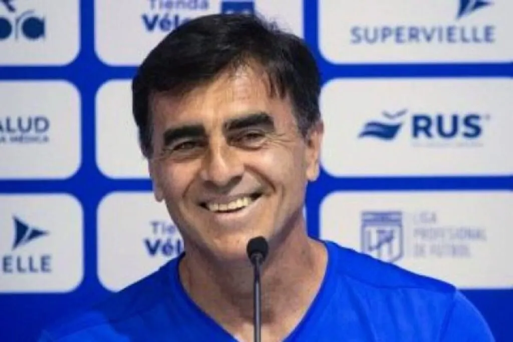 Primer plano a Mientras el fútbol chileno está en pleno desarrollo, hay otras competiciones a nivel sudamericano que están entrando en etapas decisivas. Una de estas es la Copa de la Liga Profesional Argentina, cuya última fecha de la fase regular finalizó el pasado fin de semana. Dicho torneo recabó a los 28 clubes de Primera División en dos grupos de 14, donde los cuatro líderes de cada zona avanzaron a los cuartos de final del certamen, donde siete ex Colo-Colo dirán presente en los compromisos que ya se comenzaron a jugar. El caso más reciente es el que vivió Gustavo Quinteros, el ahora entrenador de Vélez Sarsfield venció por 2-1 a Godoy Cruz con doblete de Braian Romero (24', 68'), con lo que se clasificó a lassemifinales del torneo trasandino y está a sólo dos partidos de lograr su primer título en Argentina. Ante esto, el 'Fortín' deberá jugar un partido único ante Argentinos Juniors de Pablo Guede en la ronda de los cuatro mejores equipos del certamen, que entregará un cupo para disputar la final de la Copa de la Liga Profesional. Dicha instancia permitirá que uno de los dos entrenadores que supieron ser campeones en Macul, diga presente en la gran final del certamen. Entre los posibles rivales de la final está el ganador de la llave entre Boca Juniors y River Plate o Estudiantes de La Plata, que ya avanzó a semifinales. En consecuencia, el Superclásico del fútbol argentino es el único encuentro que resta por jugarse en la ronda de los ocho mejores equipos de Argentina. Dicho cotejo se agendó para este domingo 21 de abril, a partir de las 14:30 horas. ¿Cuándo jugará Vélez de Gustavo Quinteros ante Argentinos Juniors de Pablo Guede? Con este panorama por delante, el próximo partido que deberá jugar el elenco de Gustavo Quinteros tendrá como rival al Argentinos Juniors de Pablo Guede. Dicho cotejo se jugará el próximo domingo 28 de abril, desde las 16:00 horas en un estadio neutral por definir. sonriendo con camiseta de Vélez Sarsfield