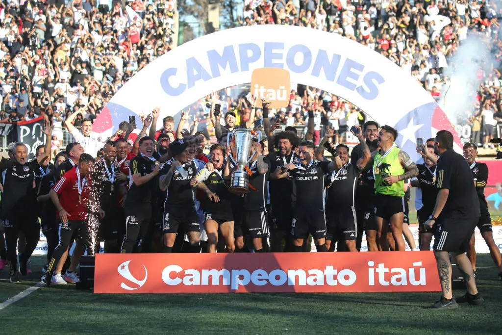 Colo-Colo celebrando el título de campeón tras empatar frente a Deportes Copiapó.