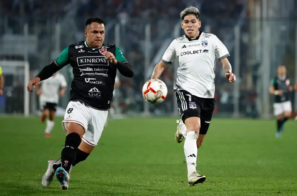 Carlos Palacios contra Nicolas Vargas en el partido de Colo-Colo vs Deportes Copiapó.