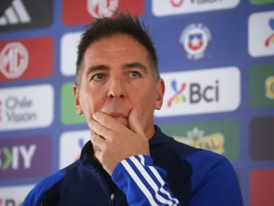 Se preocupa Eduardo Berizzo: Jugador de La Roja sufrió lesión y es duda para la próxima fecha FIFA
