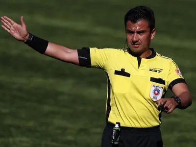 Pocos antecedentes frente a los albos: Conoce al cuerpo arbitral frente a Antofagasta