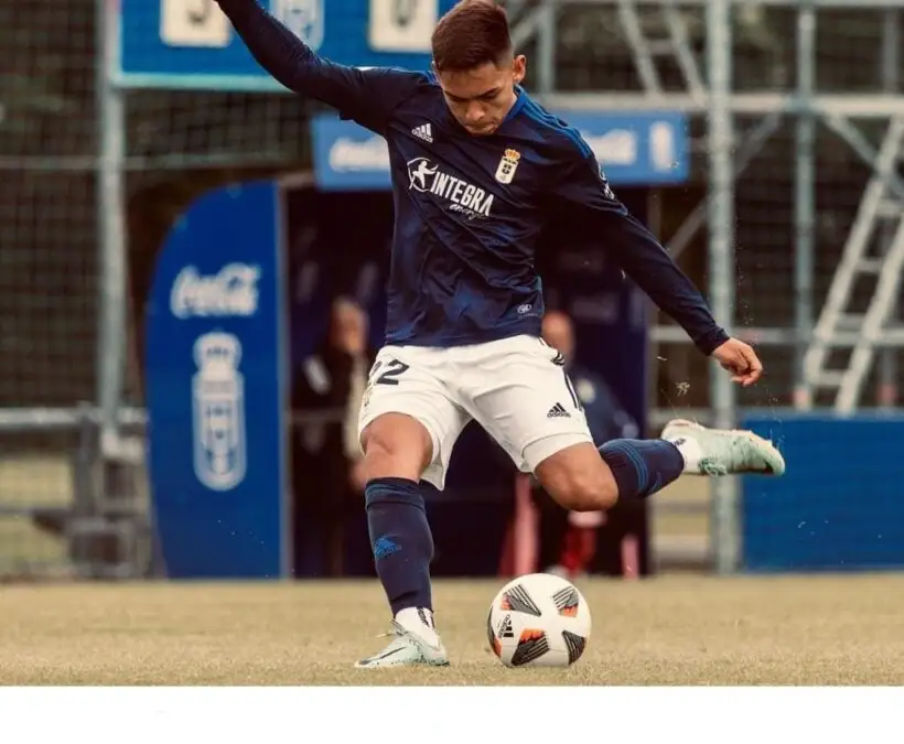 Joan Cruz alcanzó a disputar cinco partidos con la camiseta del Real Oviedo Vetusta durante la temporada 2023.