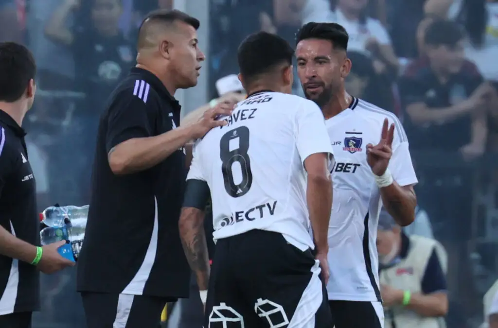 Jorge Almirón comienza a tomar decisiones en Colo-Colo por el mal arranque de temporada.