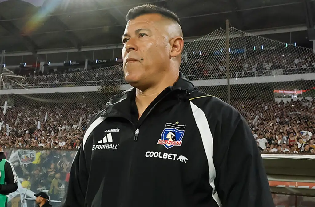 Jorge Almirón podría arriesgar hasta diez partidos de suspensión.
