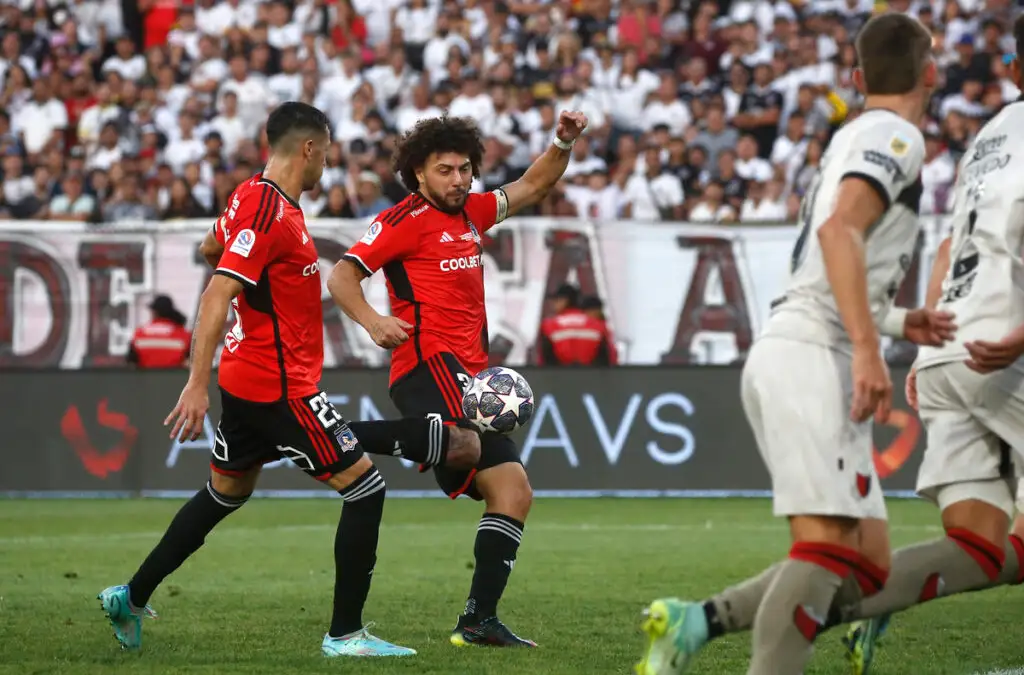 Gustavo Quinteros mantendría la línea de tres defensores en el fondo.