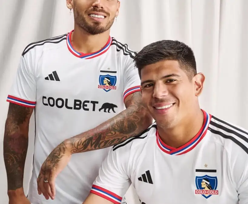 Marcos Bolados y Esteban Pavez presentando la nueva camiseta de Colo-Colo para la temporada 2023.