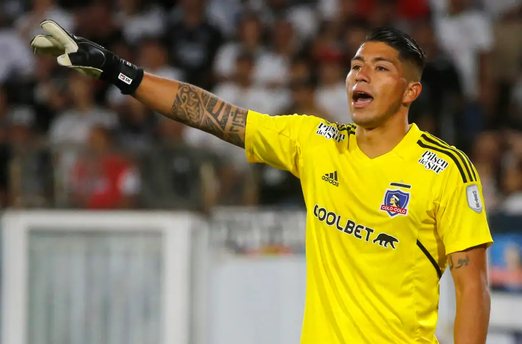Brayan Cortés durante un partido de Colo-Colo.