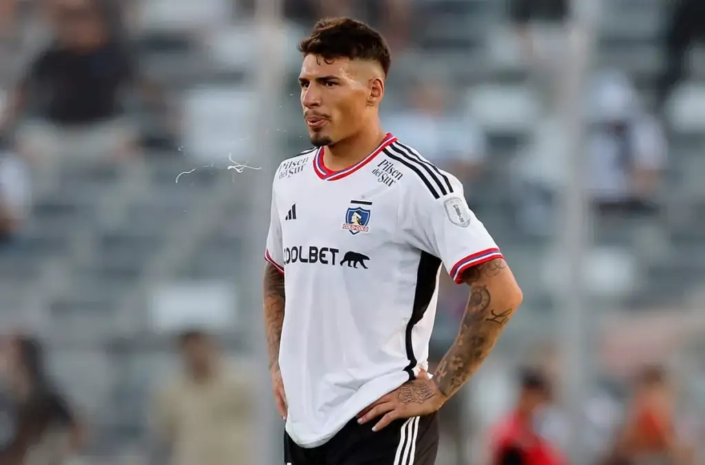 Alan Saldivia con camiseta de Colo-Colo.