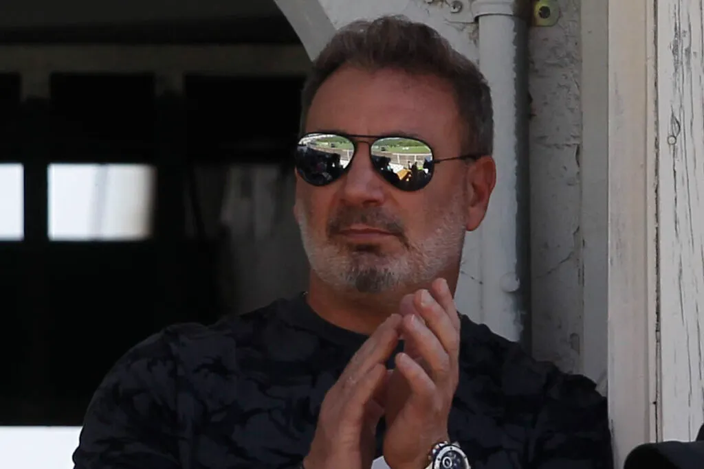 Marcelo Barticciotto aplaudiendo.