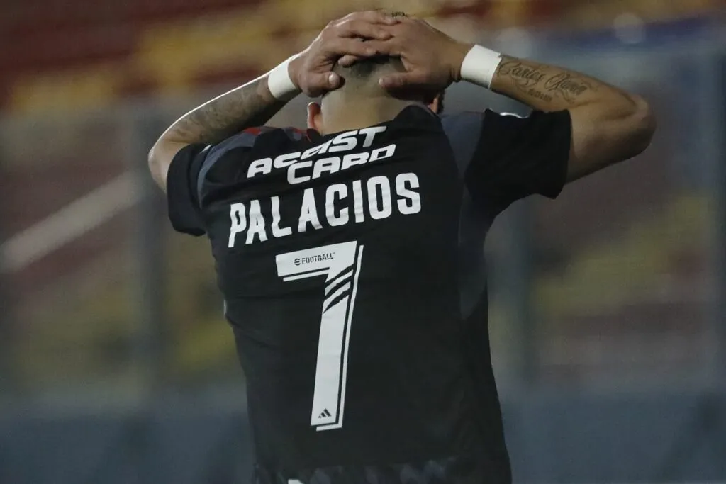 Foto de Carlos Palacios de espalda y lamentándose con las manos en la cabeza.