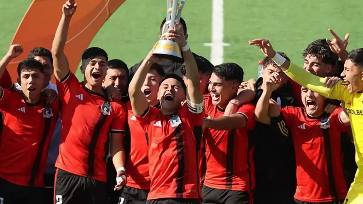 Hinchas albos exigen subir a Bastián Silva al primer equipo de Colo-Colo.