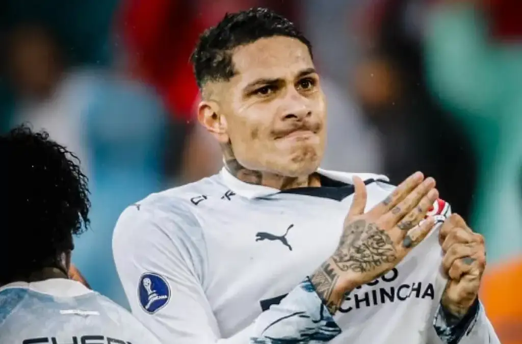 Paolo Guerrero con la camiseta de Liga Deportiva Universitaria de Quito.