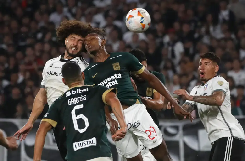 Maximiliano Falcón y Alan Saldivia en el partido frente a Alianza Lima por Copa Libertadores.
