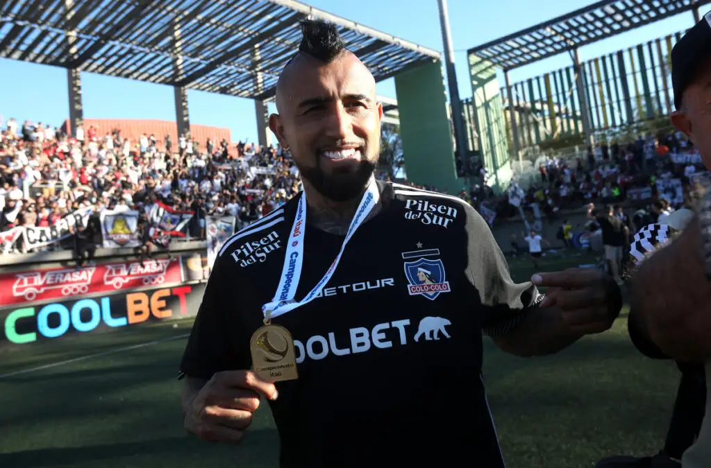 Arturo Vidal le enrostró el título de 2024 a la U previo a la Supercopa