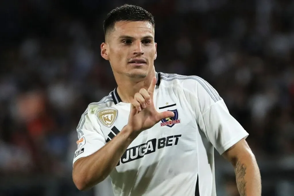 Lucas Cepeda celebrando un gol con la camiseta de Colo-Colo.