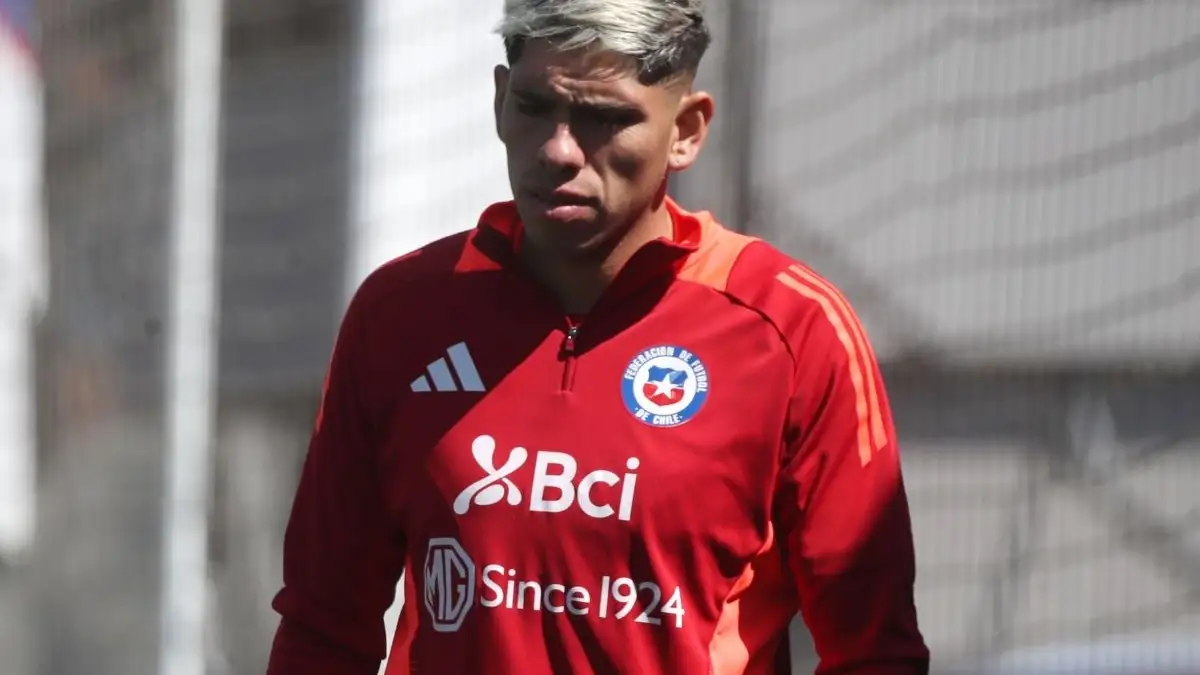 El volante de 24 años sigue enfrentando a los medios por su bullada salida de la Selección Chilena.