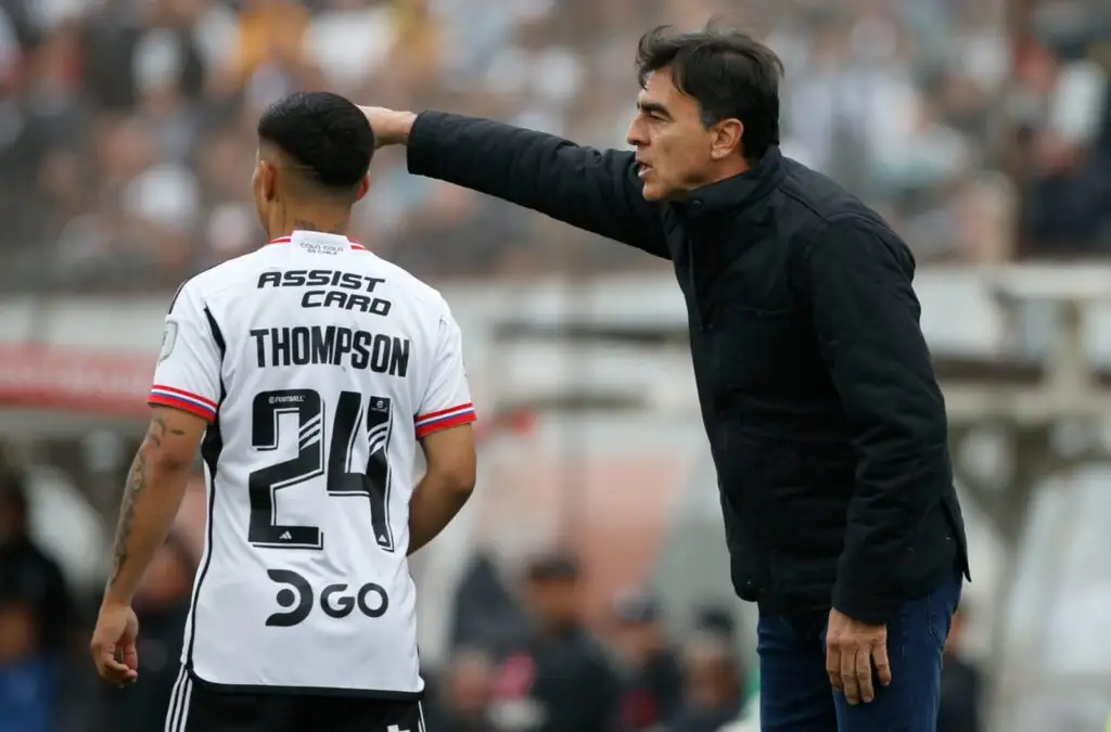 Jordhy Thompson recibió el constante apoyo de Gustavo Quinteros en Colo-Colo.