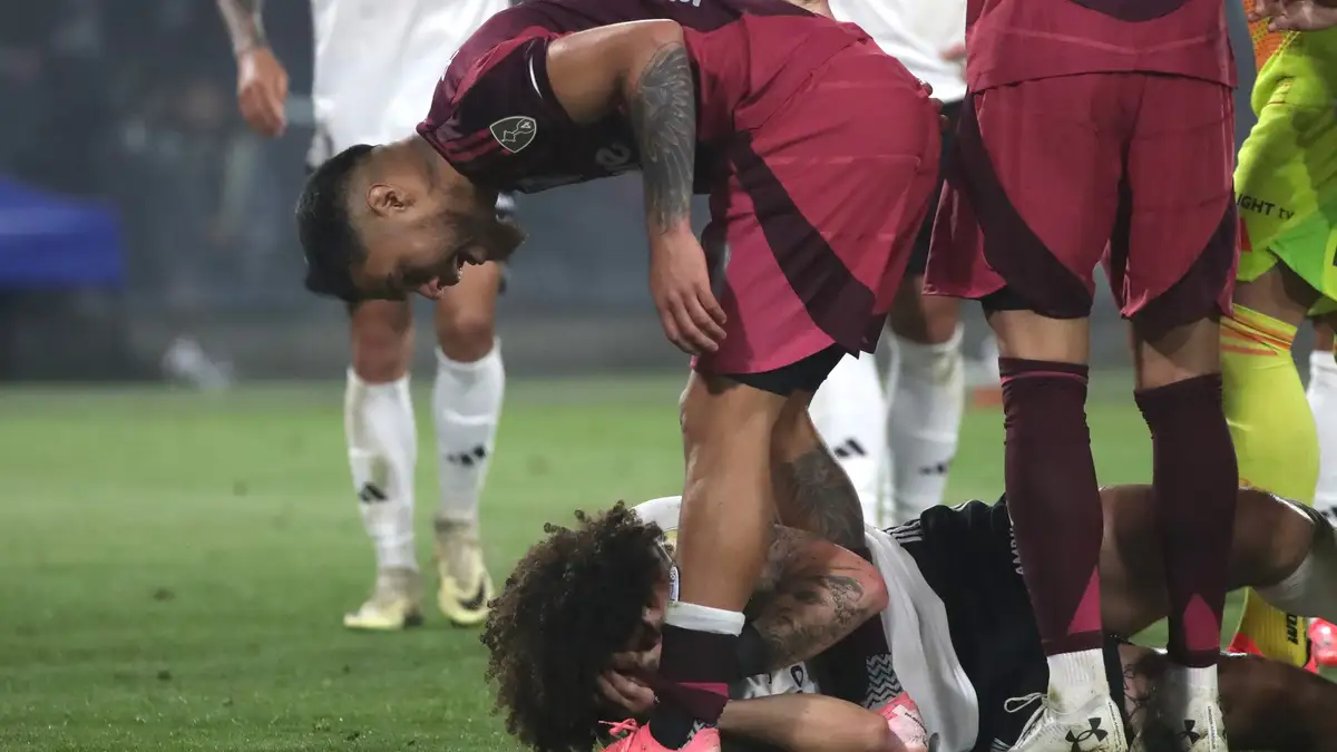 Paulo Díaz y el lamento de su expulsión en la ida ante Colo-Colo.