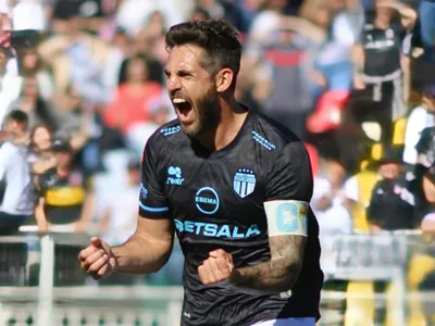«Es el futuro de Chile»: Joaquín Larrivey se quita la camiseta y apuesta por canterano de Colo-Colo