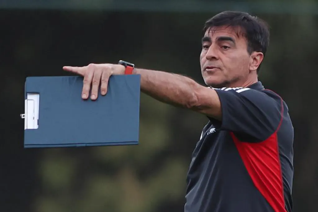 Gustavo Quinteros dando una instrucción técnica en medio de un entrenamiento de Colo-Colo.