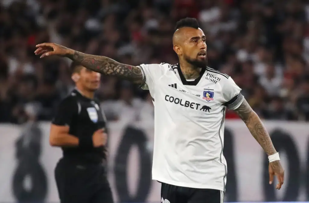 Jugadores de Colo-Colo portaron un brazalete negro en su brazo por el fallecimiento de Modou Jadama.