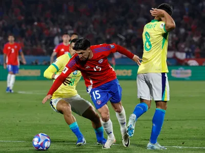 [VIDEO] ¿Era penal? La polémica jugada que antecedió al gol de Brasil frente a Chile