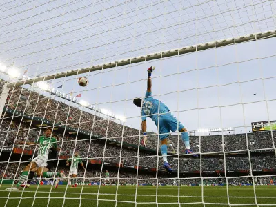 Claudio Bravo explicó el primer tanto que no pudo evitar en la derrota del Betis