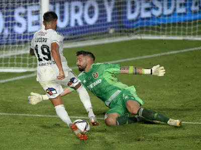Estallaron de felicidad: Así reaccionaron los hinchas albos ante el debut de Martín Lucero