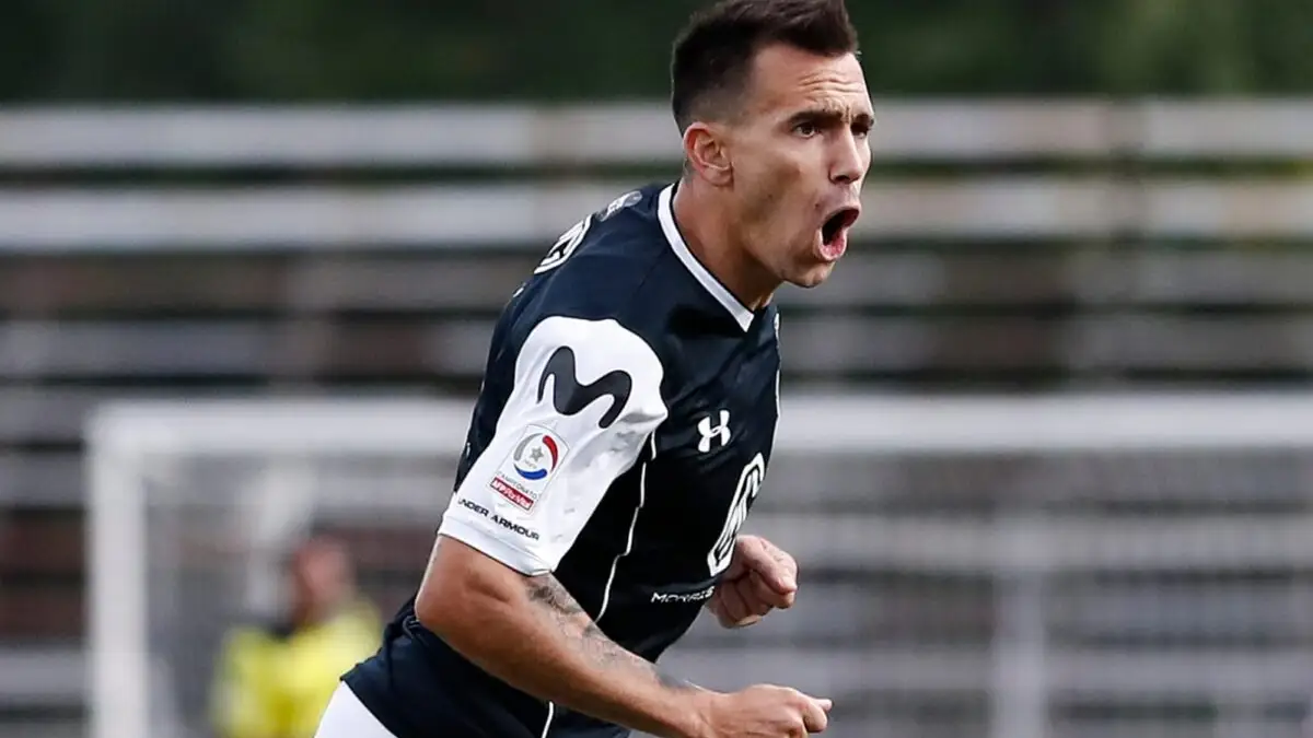 Pablo Mouche con la camiseta de Colo-Colo.