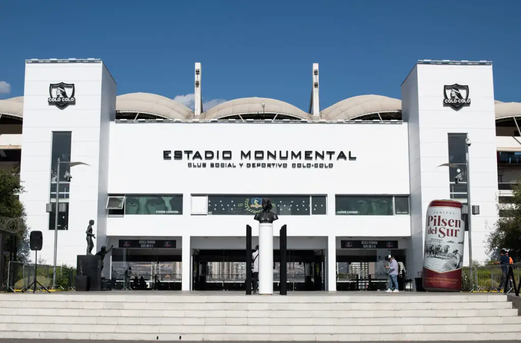 El Club Social y Deportivo Colo-Colo llamó a licitación para arreglar los baños del Estadio Monumental.