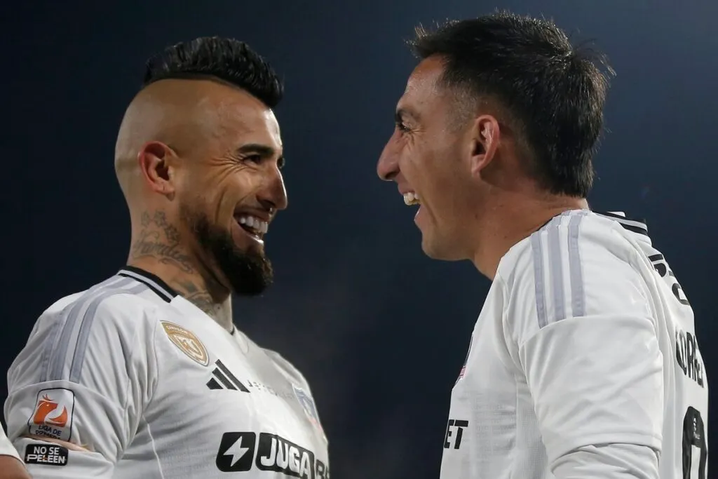 Vidal y Correa festejando un gol.
