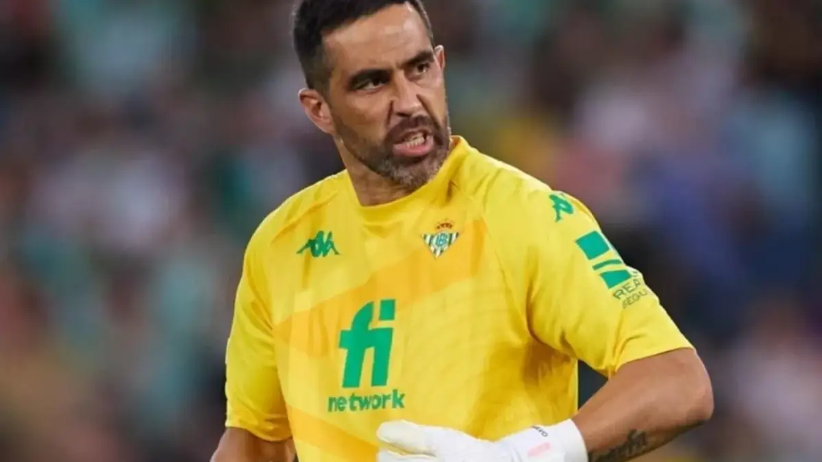 Primer plano a Claudio Bravo con cara de molestia con la camiseta del Real Betis.