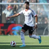 [Fotos] Igual jugó: De los Santos advirtió molestia en la rodilla al cuerpo médico de Colo Colo en el calentamiento previo ante la UC