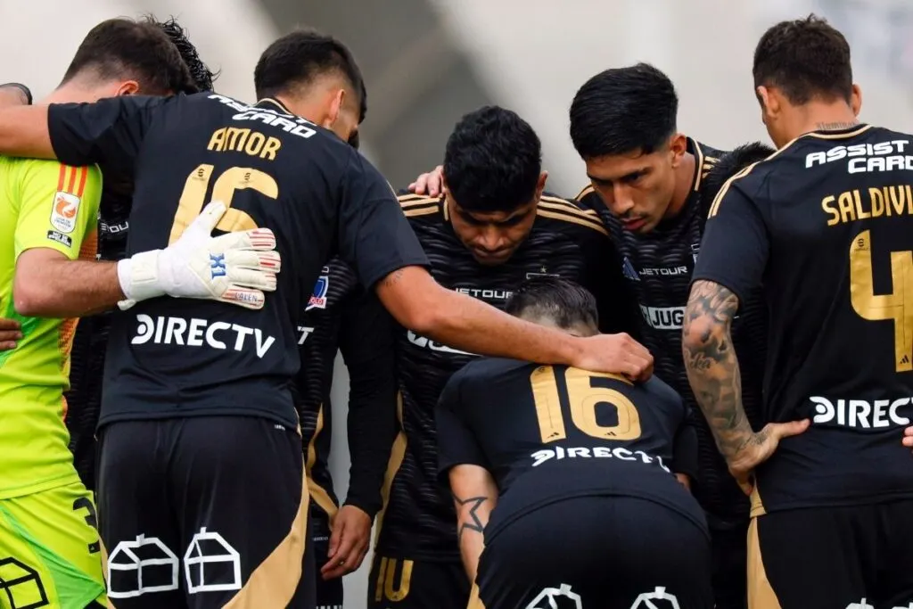 Los jugadores de Colo-Colo reunidos en un partido.