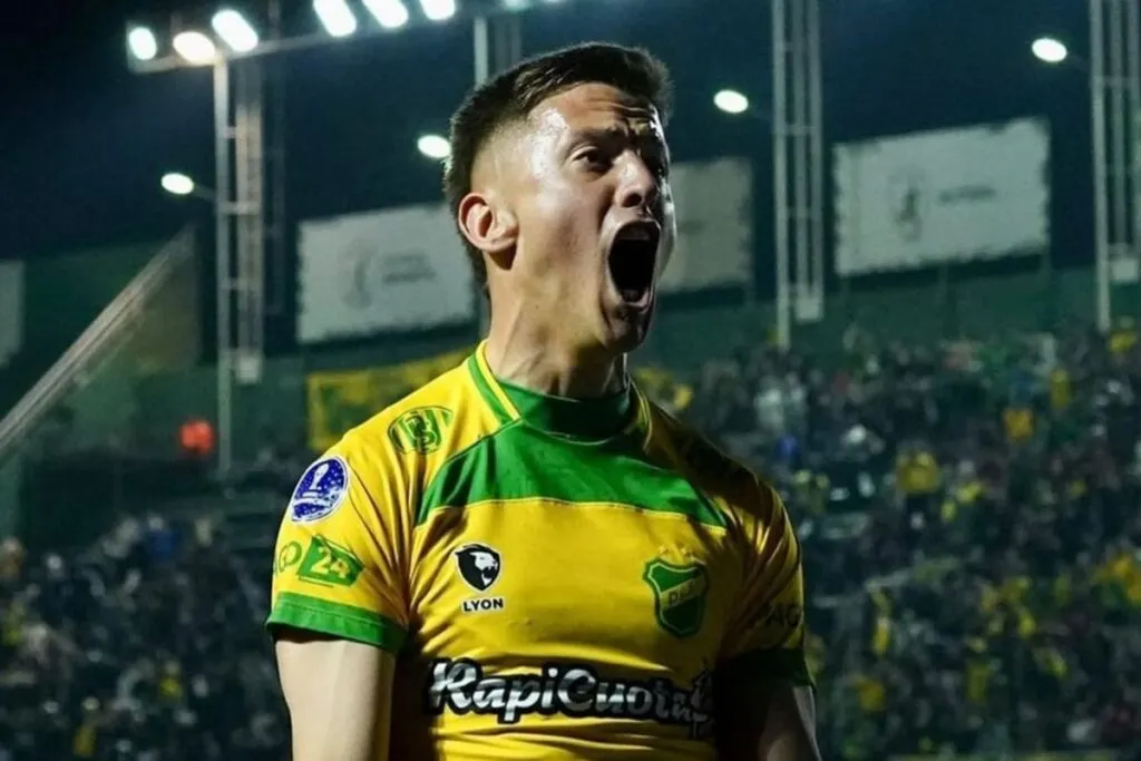 Nicolás Tripichio con la camiseta de Defensa y Justicia.