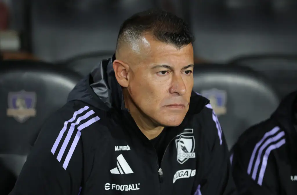 Este martes se confirmaría la salida de Jorge Almirón del banco de Colo-Colo.