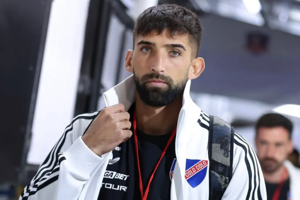 Primer plano de Emiliano Amor con indumentaria de Colo-Colo.