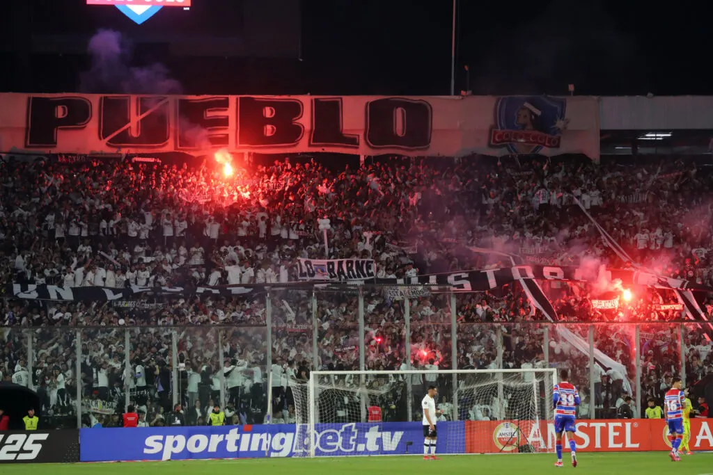 Hinchas de Colo-Colo en el Estadio Monumental durante un partido de Copa Libertadores frente a Fortaleza.