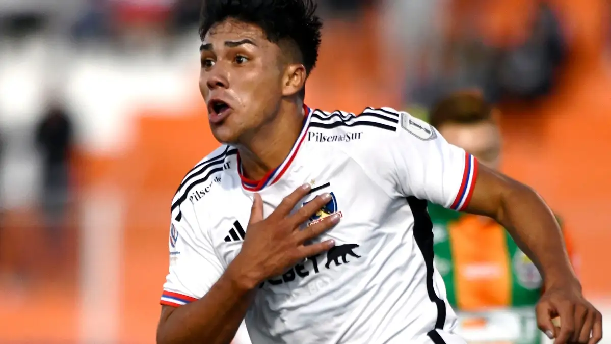 Damián Pizarro celebrando su primer gol en el profesionalismo, en el partido de Colo-Colo frente a Cobresal.